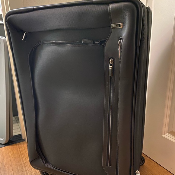 TUMI ALPHA SHORT TRIP DUAL ACCESS SUITCASE - Picture 2 of 15